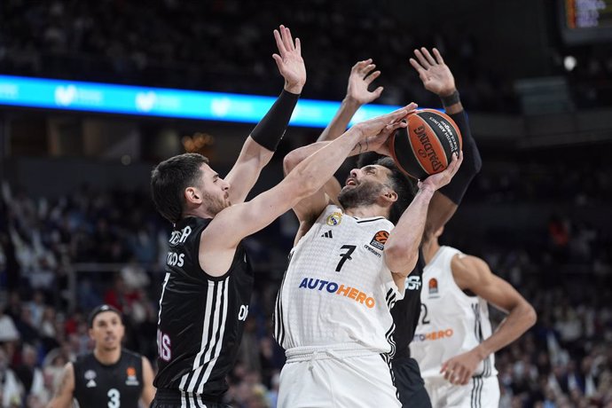 Facundo Campazzo, do Real Madrid, em ação durante a partida de basquete da Turkish Airlines EuroLeague, Play In, disputada entre o Real Madrid Baloncesto e o Paris Basketball no pavilhão Movistar Arena, em 15 de abril de 2025, em Madri, Espanha.