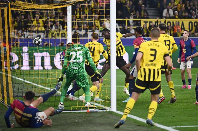 15 de abril de 2025, Renânia do Norte-Vestfália, Dortmund: Serhou Guirassy (C), do Dortmund, marca o segundo gol de sua equipe durante a partida de futebol de volta das quartas de final da Liga dos Campeões da UEFA entre o Borussia Dortmund e o FC Barcelo