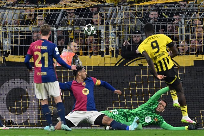 15 April 2025, North Rhine-Westphalia, Dortmund: Dortmund's Serhou Guirassy (R) scores his side's third goal during the UEFA Champions League quarter-final second leg soccer match between Borussia Dortmund and FC Barcelona at the Signal Iduna Park. Photo: