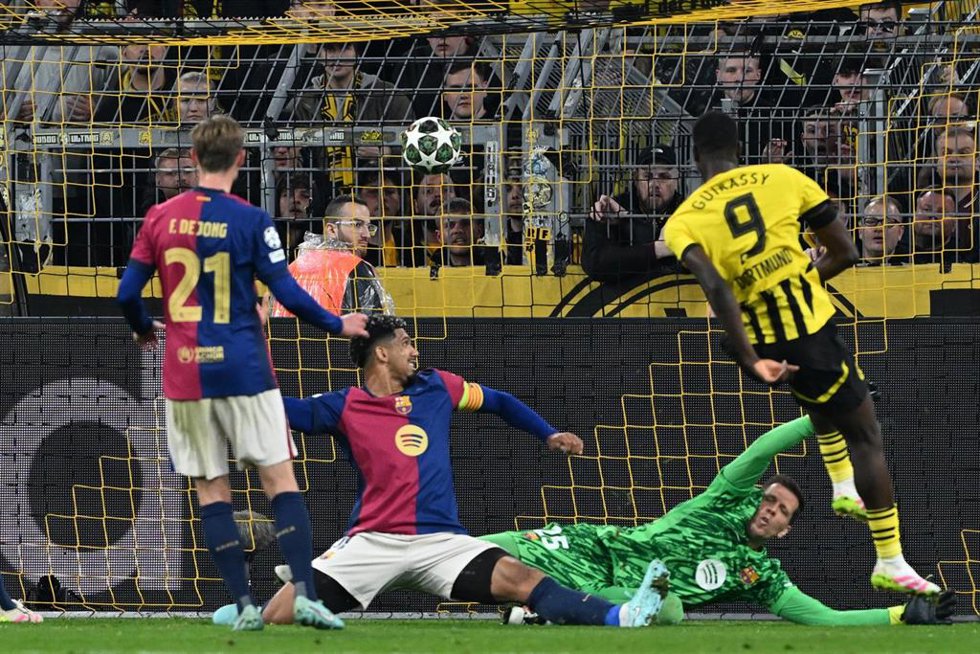 15 April 2025, North Rhine-Westphalia, Dortmund: Dortmund's Serhou Guirassy (R) scores his side's third goal during the UEFA Champions League quarter-final second leg soccer match between Borussia Dortmund and FC Barcelona at the Signal Iduna Park. Phot