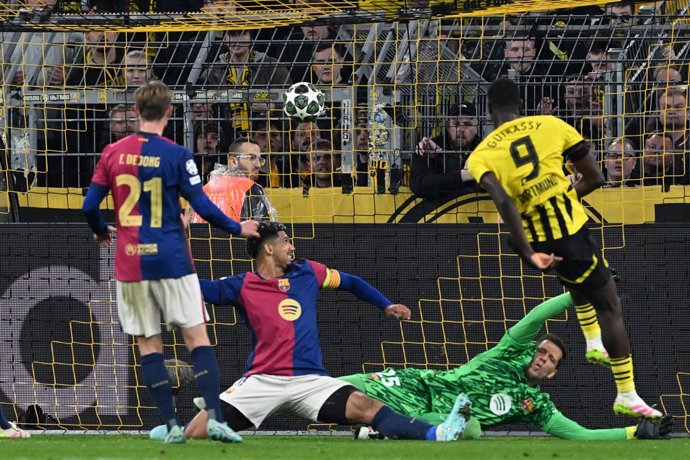 15 April 2025, North Rhine-Westphalia, Dortmund: Dortmund's Serhou Guirassy (R) scores his side's third goal during the UEFA Champions League quarter-final second leg soccer match between Borussia Dortmund and FC Barcelona at the Signal Iduna Park. Photo: