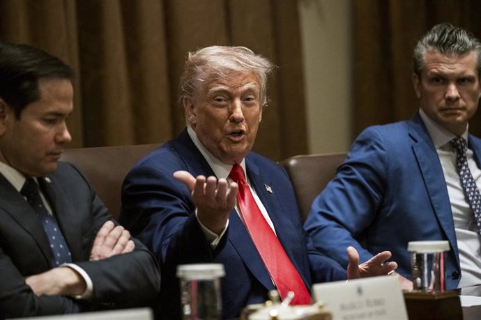 El presidente de Estados Unidos, Donald Trump, y el jefe del Pentágono, Pete Hegseth, a su derecha