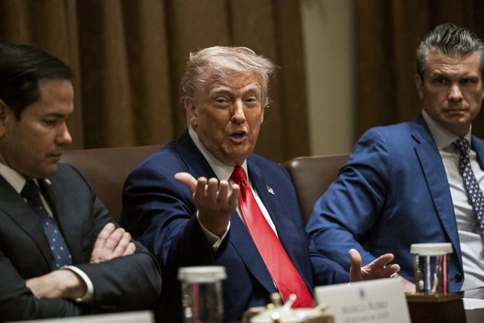 10 de abril de 2025, Washington, Dc, Estados Unidos: O presidente dos EUA, Donald Trump, ao centro, fala durante uma reunião de gabinete na Sala de Gabinete da Casa Branca, em 10 de abril de 2025, em Washington, D.C. A reunião ocorre um dia depois de Trum