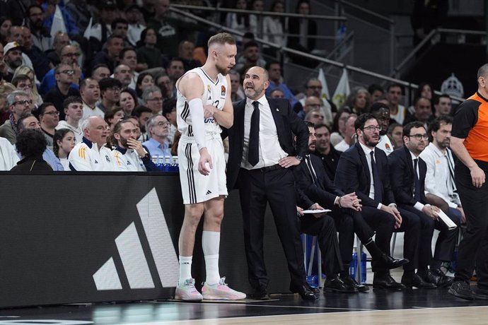 Chus Mateo habla con Dzanan Musa durante el Real Madrid-Paris Basketball del 'Play-In' de la Euroliga 24-25