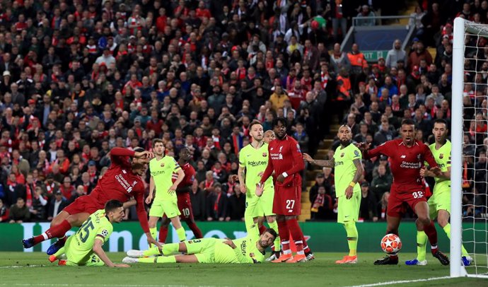 Archivo - Arquivo - 07 de maio de 2019, Inglaterra, Liverpool: Virgil van Dijk (esq.), do Liverpool, e Clement Lenglet (dir.), do Barcelona, disputam a bola durante a partida de futebol de volta da semifinal da Liga dos Campeões da UEFA entre Liverpool e 