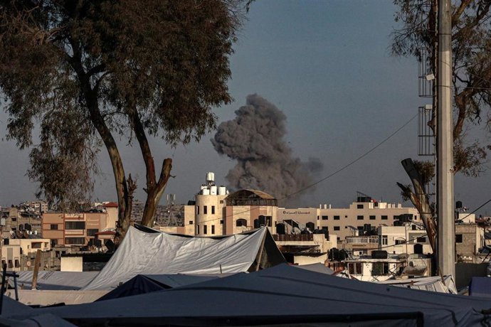 Vista de una cola de humo tras un ataque aéreo de Israel en ciudad de Gaza