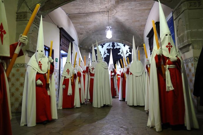 Archivo - Varios cofrades procesión del Cristo de la Sangre.
