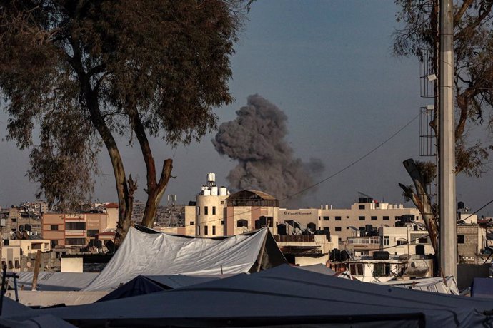 15 de abril de 2025, Cidade de Gaza, Faixa de Gaza, Território Palestino: A fumaça sobe de uma explosão após um ataque aéreo israelense nas áreas orientais da Cidade de Gaza em 15 de abril de 2025