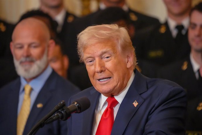 15 de abril de 2025, Washington, Distrito de Columbia, EUA: O presidente DONALD TRUMP recebe os Midshipmen da Academia Naval dos EUA na Casa Branca para comemorar a vitória do time de futebol no troféu do Comandante em Chefe. O troféu é concedido todos os