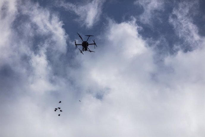 Archivo - 30 January 2020, Palestinian Territories, Ramallah: Israeli drone drops tear gas on Palestinian demonstrators as they protest against US President Donald Trump's Middle East peace plan that would give Israel control over the Jordan Valley. Photo