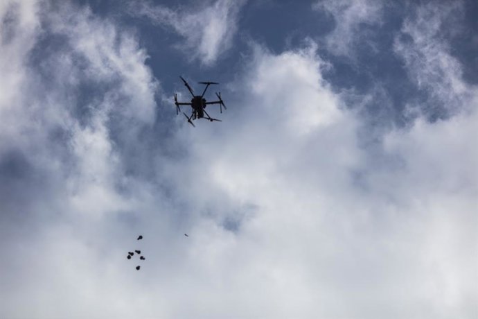 Archivo - Arquivo - 30 de janeiro de 2020, Territórios Palestinos, Ramallah: Drone israelense lança gás lacrimogêneo em manifestantes palestinos enquanto eles protestam contra o plano de paz do presidente dos EUA, Donald Trump, no Oriente Médio, que daria