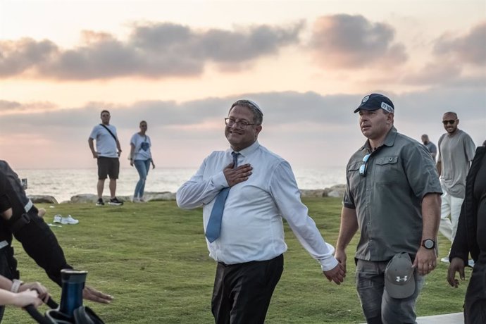 Archivo - July 20, 2024, Tel Aviv, Israel: Minister Itamar Ben-Gvir walks escorted by local police, among local citizens and tourists on the Tel Aviv seafront.