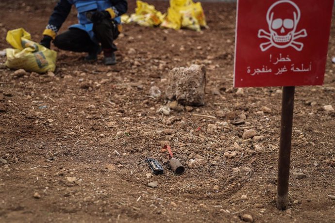 Archivo - 13 January 2021, Syria, Idlib City: A picture made available on 25 January 2021 shows a marked unexploded part of a cluster bomb, as members of an unexploded ordnance removal team of the Syria Civil Defence, commonly referred to as White Helmets