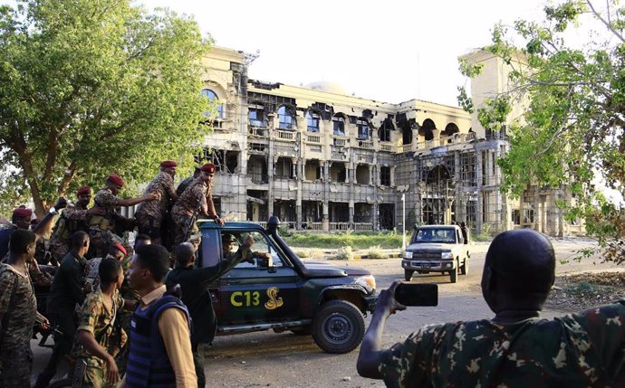 Imagen de archivo del jefe del Ejército de Sudán y presidente del Consejo Soberano de Transición, Abdelfatá al Burhan, a la salida del Palacio Presidencial de Jartum tras recuperar el control casi dos años después de que las RSF lo ocuparan