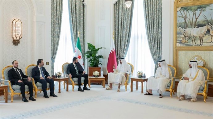 El presidente sirio y el emir de Qatar, acompañados de sus respectivas delegaciones, en Doha