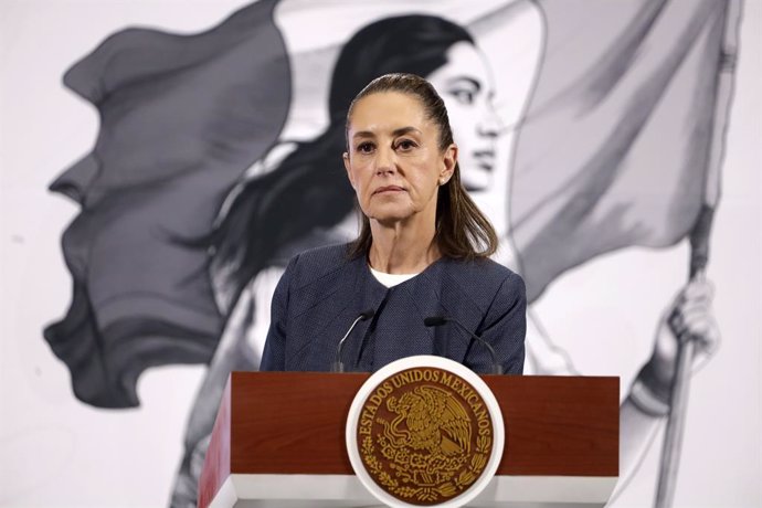 A presidente do México, Claudia Sheinbaum Pardo, fala durante uma coletiva de imprensa no Palácio Nacional, em 14 de abril de 2025, na Cidade do México, México.