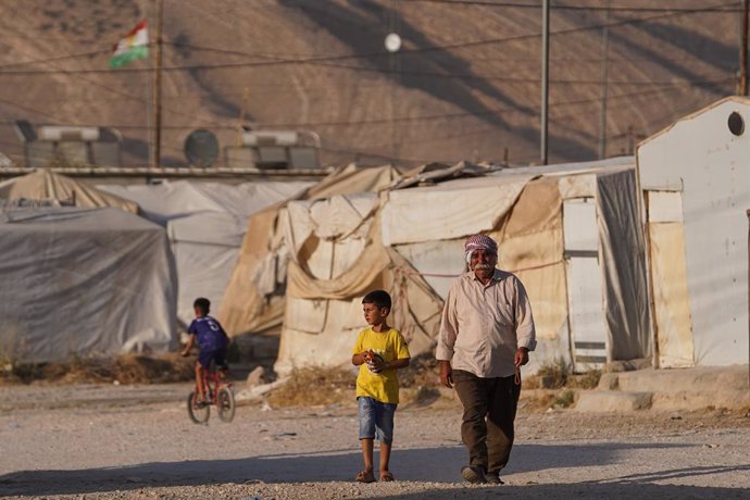 Archivo - Arquivo - 31 de julho de 2024, Dohuk, Iraque: Deslocados iraquianos yazidis caminham no campo de Sharya, deslocados internos yazidis a cerca de 15 quilômetros da cidade de Dohuk, no norte da região do Curdistão iraquiano. O dia 3 de agosto marca