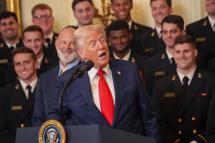 15 de abril de 2025, Washington, Distrito de Columbia, EUA: O presidente DONALD TRUMP recebe os Midshipmen da Academia Naval dos EUA na Casa Branca para comemorar a vitória do time de futebol no troféu do Comandante em Chefe. O troféu é concedido todos os