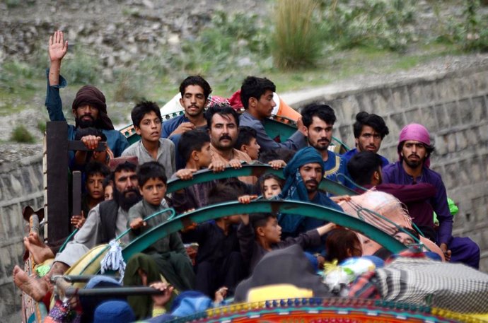 Vehículo con refugiados afganos a bordo, que son deportados desde Pakistán 