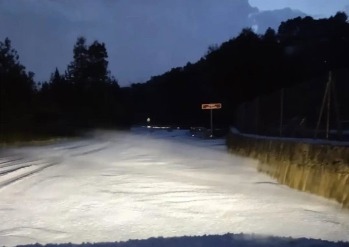 Una carretera de Puigpunyent tenñida de blanco por el granizo.