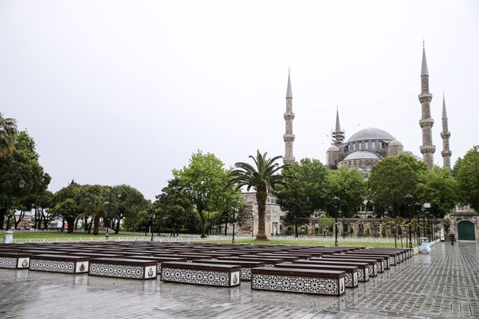 Archivo - 22 May 2020, Turkey, Istanbul: A general view of the Blue Mosque and its empty surroundings during rainfall. Photo: -/PPI via ZUMA Wire/dpa