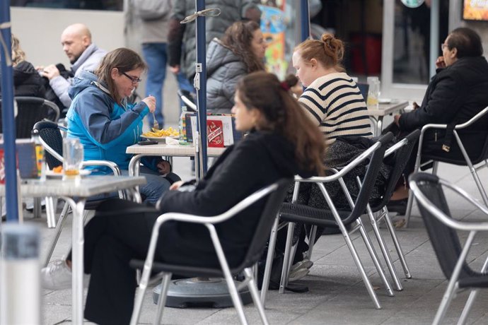 Archivo - Varias personas en la terraza de una bar