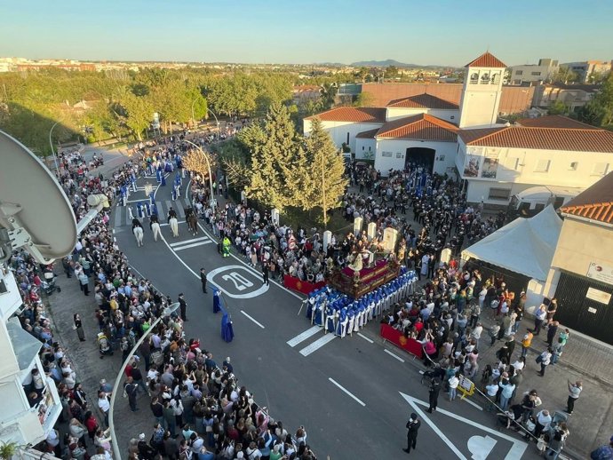 Salida de la procesión de las Tres Caídas desde la parroquia de Los Milagros.