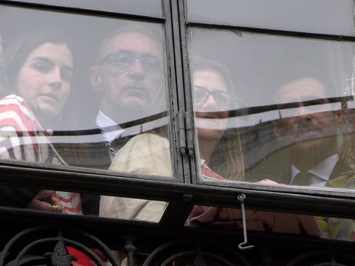 Blanca Llandrés, Carlos Herrera y Alberto Herrera disfrutan de las procesiones del Martes Santo en Sevilla