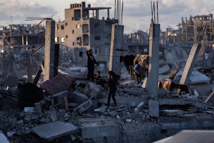 14 de abril de 2025, Territórios Palestinos, Gaza: Crianças palestinas deslocadas observam a destruição no campo de Jabalia causada por ataques aéreos israelenses. Foto: Saher Alghorra/ZUMA Press Wire/dpa