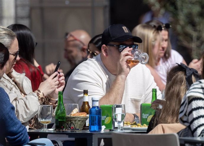 Clientes comiendo y bebiendo en una mesa en una terraza en el centro de Madrid, a 24 de marzo de 2025, en Madrid (España).