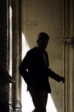 O Presidente da Generalitat, Carlos Mazón (à esquerda), chega a uma reunião com representantes da PowerCo no Palau de la Generalitat, em 14 de abril de 2025, em Valência, Comunidade Valenciana (Espanha). Ele também se reuniu com os membros da