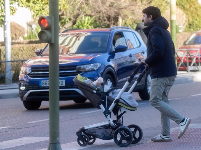 Archivo - Un hombre con un carrito de bebé, a 14 de enero de 2025, en Madrid (España). 