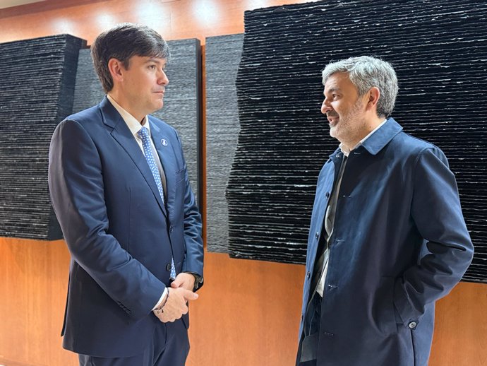 Los consejeros Borja Sánchez y Alejandro Calvo conversan durante el pleno de la JGPA