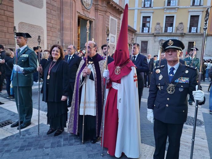 Alumnos y trabajadores de la Universidad Católica participan, un año más, en la procesión de Martes Santo