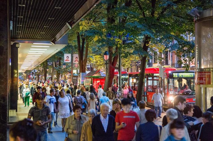 Archivo - Ciudadanos en una calle de Bilbao