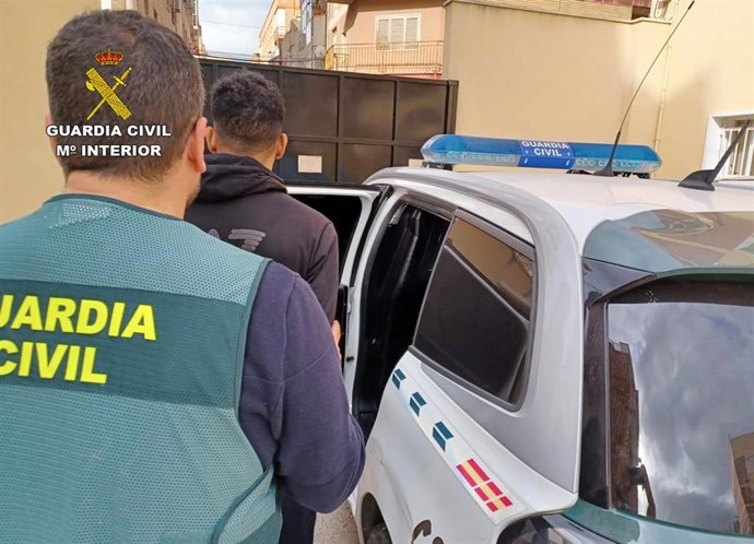Imagen de uno de los detenidos, custodiado por la Guardia Civil