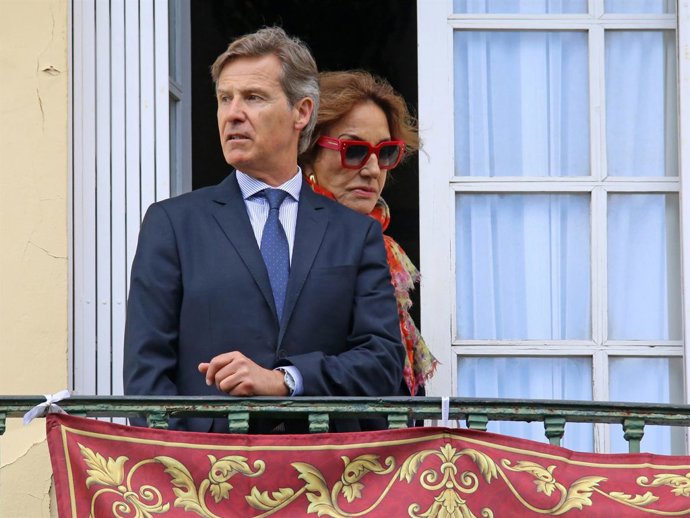 Naty Abascal viendo las procesiones del martes santo en Sevilla acompañada por un amigo