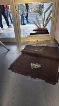Un usuario rompe a patadas la puerta de entrada del centro de salud de Sóller