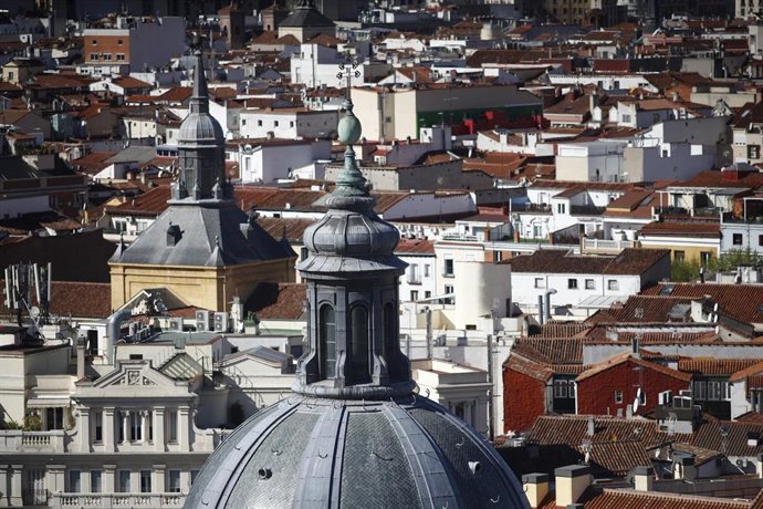 Archivo - Vista de los tejados de Madrid, desde la Torre de Colón.