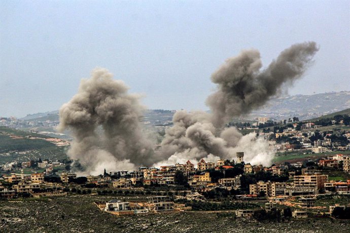 28 de março de 2025, Líbano, Khiam: Uma forte fumaça sai das áreas que foram bombardeadas pelas forças israelenses na cidade de Khiam, na fronteira sul do Líbano. O ministro da Defesa israelense, Israel Katz, ameaçou a capital libanesa, Beirute, depois qu