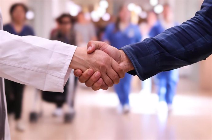 Un paciente agracede el trato del personal médico.