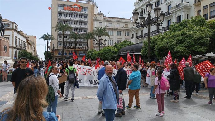 Manifestación convocada por UGT el pasado jueves para exigir soluciones inmediatas para las limpiadoras de institutos de Córdoba.