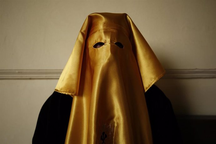 Archivo - Un preso, vestido de cortejo, es liberado por la hermandad de la Soledad de San Jerónimo y Descendimiento de Jesús en 2021