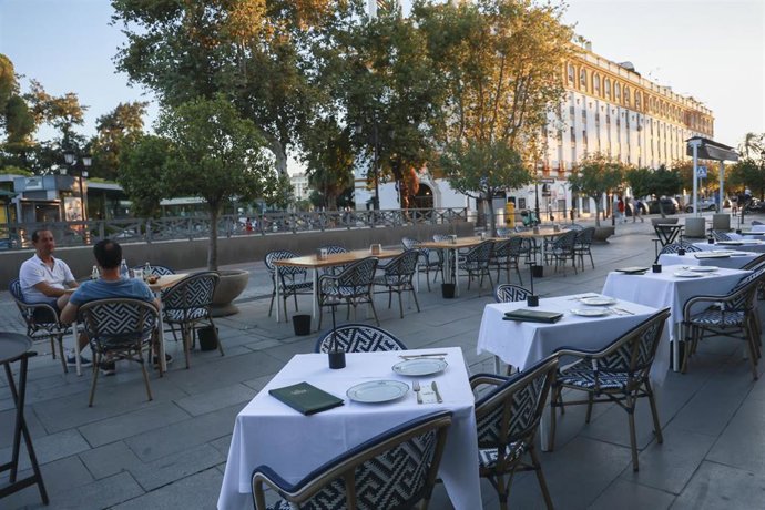 Archivo - Veladores en el centro de Sevilla. A 1 de agosto de 2024, en Sevilla (Andalucía, España). Veladores en la Puerta de Jerez, en el centro de Sevilla.