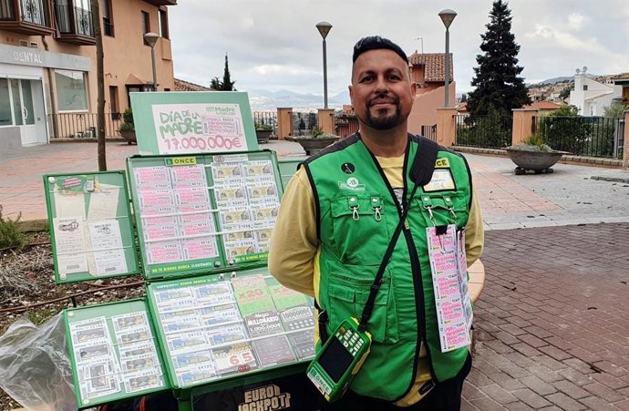 El vendedor de la ONCE Roberto Framit reparte 350.000 euros en Monachil (Granada).