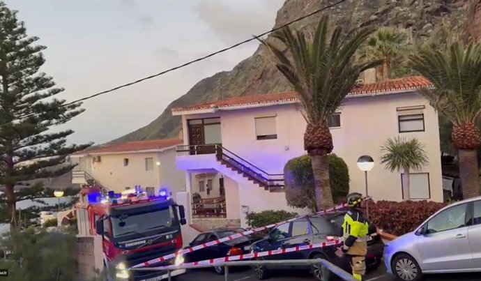 Vivienda afectada por la caída de una roca en Bajamar
