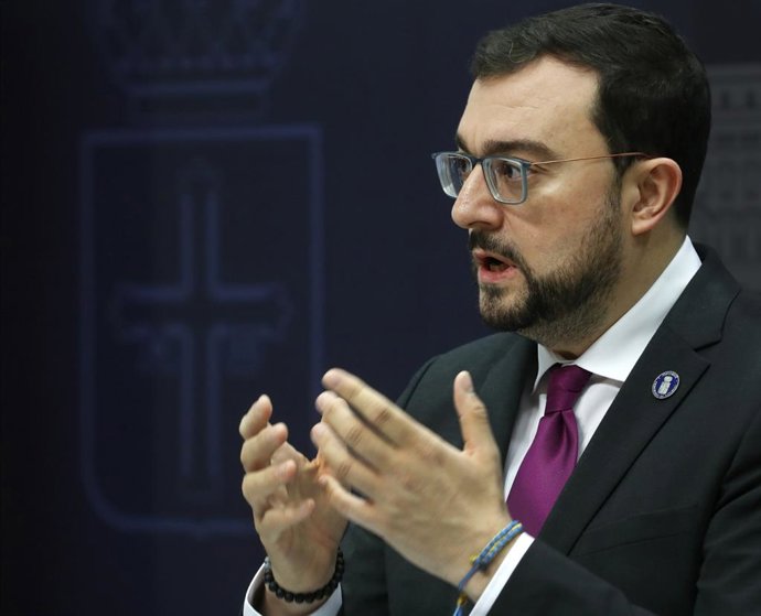 Archivo - Imaxe d'arquivu del presidente Adrián Barbón en rueda de prensa.  