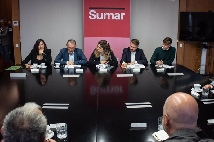 Archivo - La coportavoz de Sumar, Lara Hernández, flanqueda por el portavoz parlamentario de IU, Enrique Santiago (i), y el portavoz de Vivienda, Alberto Ibáñez (d), de Compromis 
