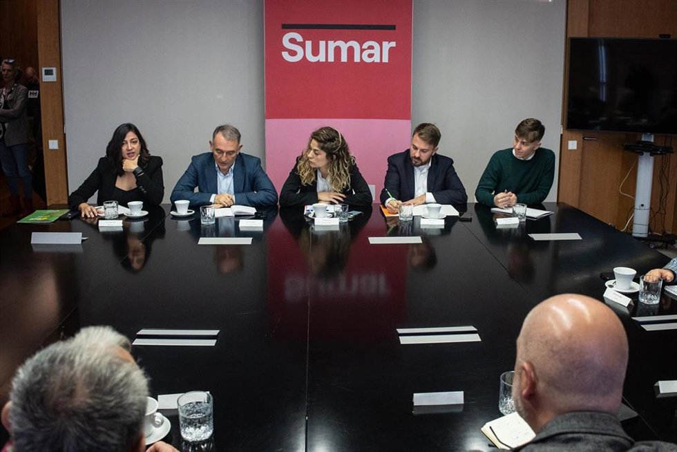 Archivo - La coportavoz de Sumar, Lara Hernández, flanqueda por el portavoz parlamentario de IU, Enrique Santiago (i), y el portavoz de Vivienda, Alberto Ibáñez (d), de Compromis 