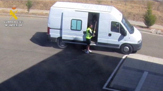 Agente de la Guardia Civil registra un furgoneta.